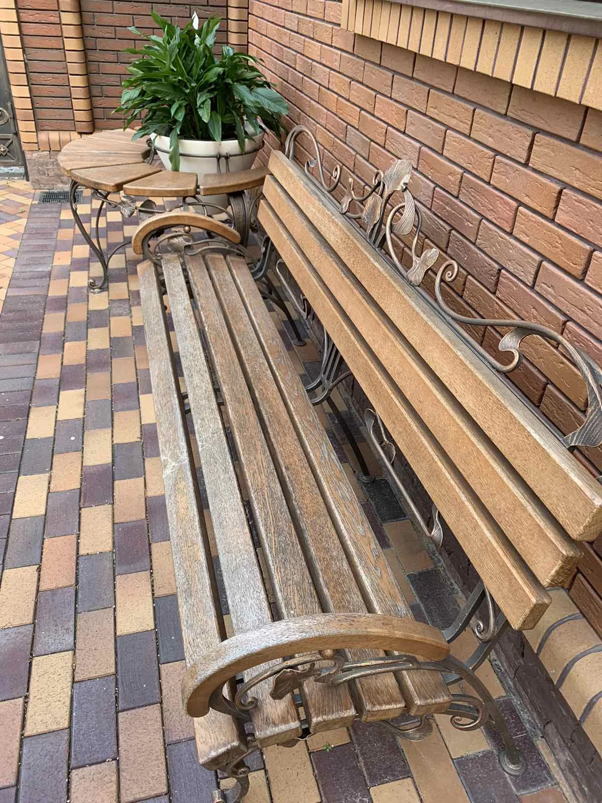 Фарбування деревʼяної лавки