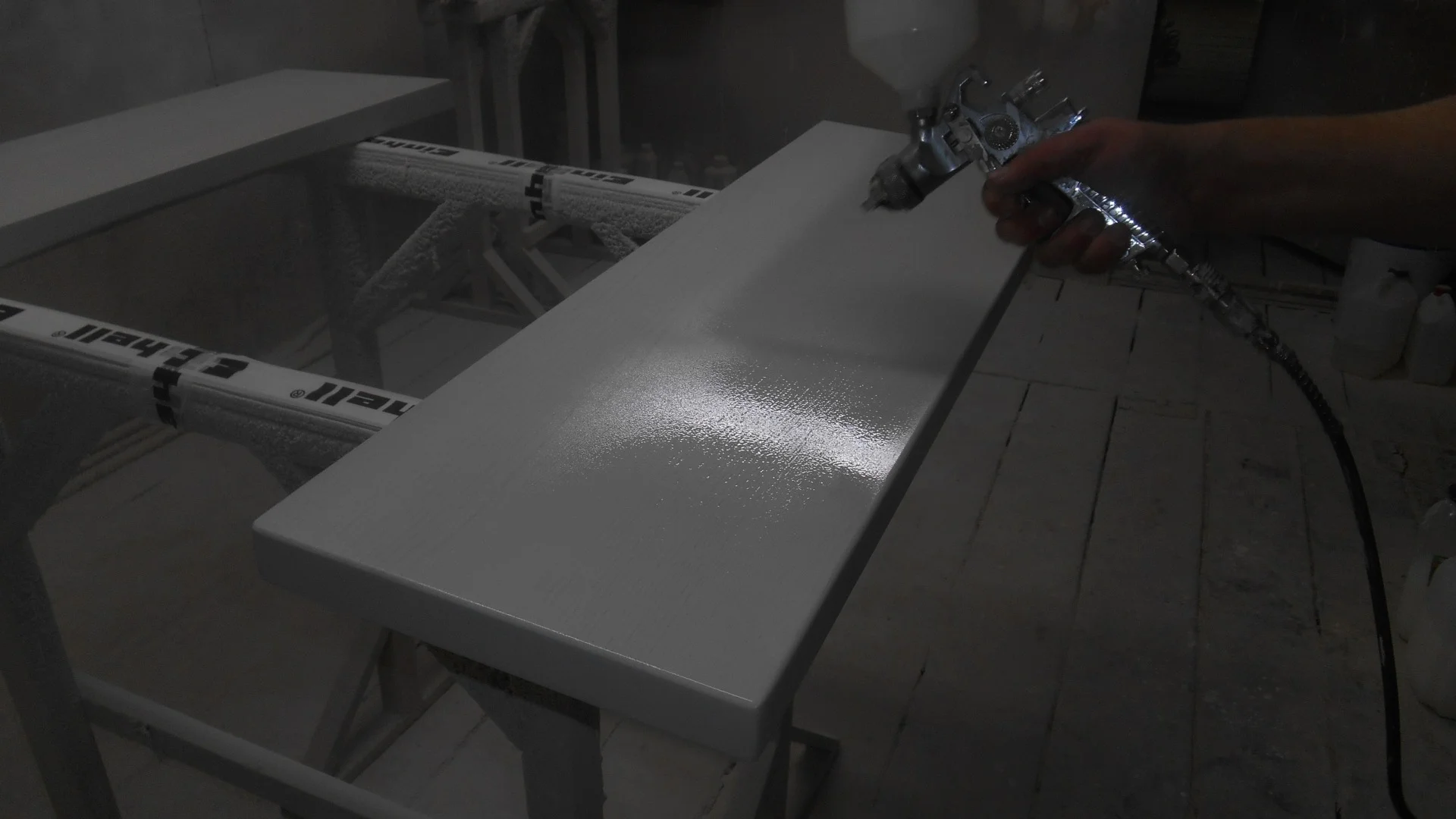 Процес реставрації дерев'яних дверей у Рівному - шліфування та підготовка поверхні