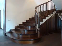 Реставрація та фарбування дерев'яних сході